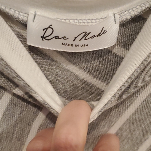 ☀️2/$15Like new! Rae Node top - Picture 4 of 6